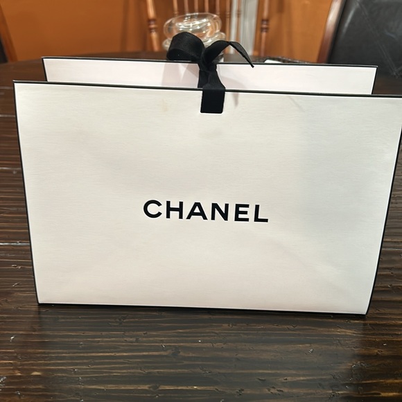 SOLD! CHANEL 2023 STUNNING SHADES. BEAUTIFUL!!!! Enjoyed maybe 3 times. - Picture 17 of 17